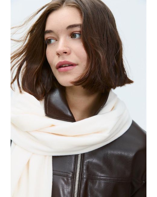 Sciarpa Basic di Stradivarius in White