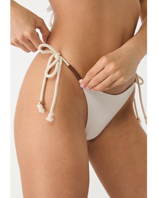 Slip Bikini Con Cordoncini Ricamati di Stradivarius in Natural