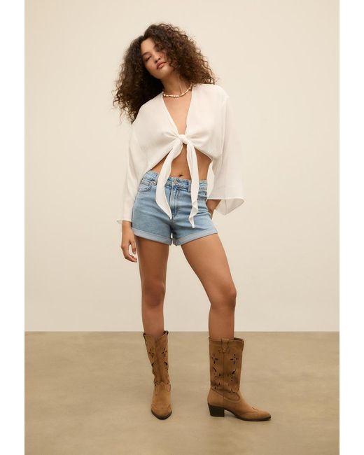 D85 Shorts Mom Slim Fit di Stradivarius in Natural