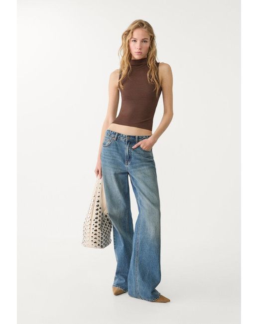 Maglietta Basic Aderente Mezzo Collo di Stradivarius in Brown