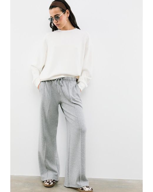 Pantalone Gamba Larga Nervatura Tocco Morbido di Stradivarius in White