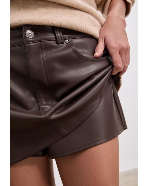 D62 Pantaloncino A Gonna Mini Effetto Pelle di Stradivarius in Natural