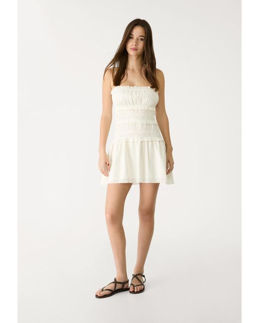 Abito Corto Spalline Arricciato di Stradivarius in White