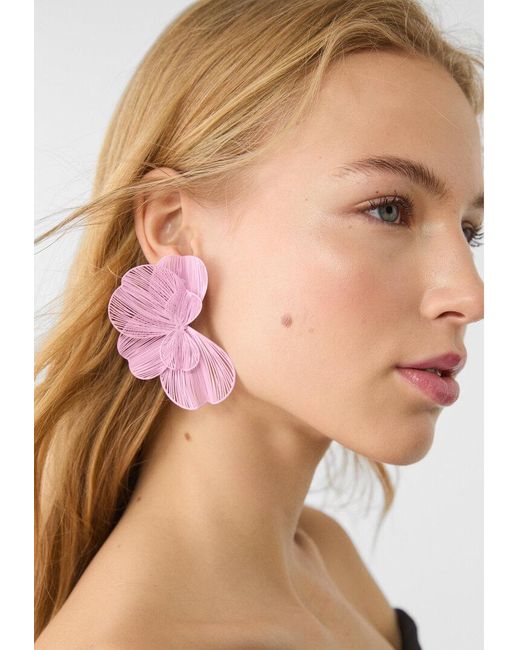 Orecchini A Ventaglio Con Fiore Maxi di Stradivarius in Pink
