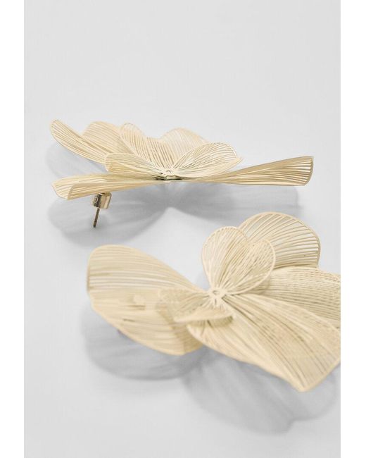 Orecchini A Ventaglio Con Fiore Maxi di Stradivarius in White