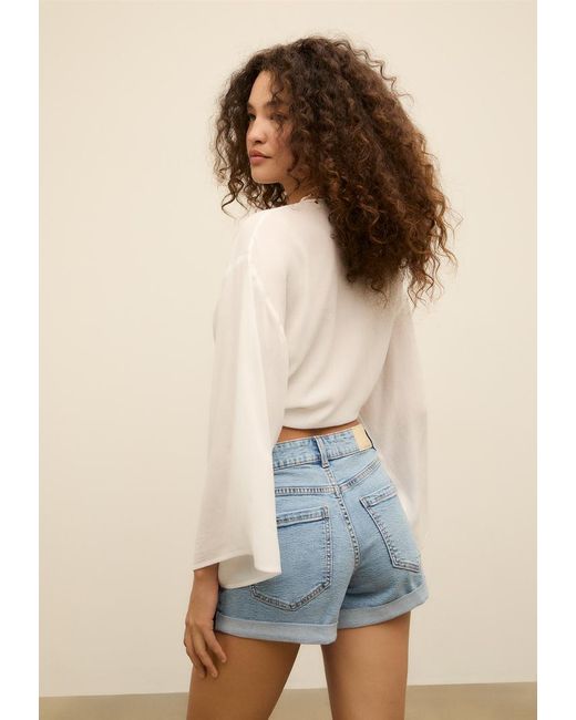 D85 Shorts Mom Slim Fit di Stradivarius in Natural