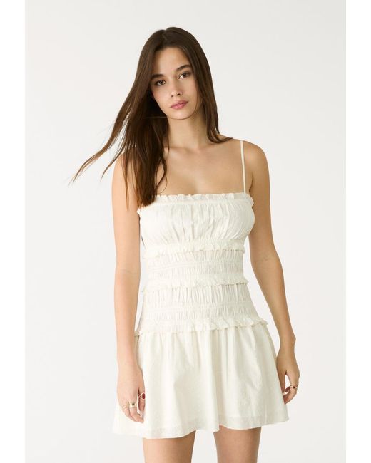 Abito Corto Spalline Arricciato di Stradivarius in White