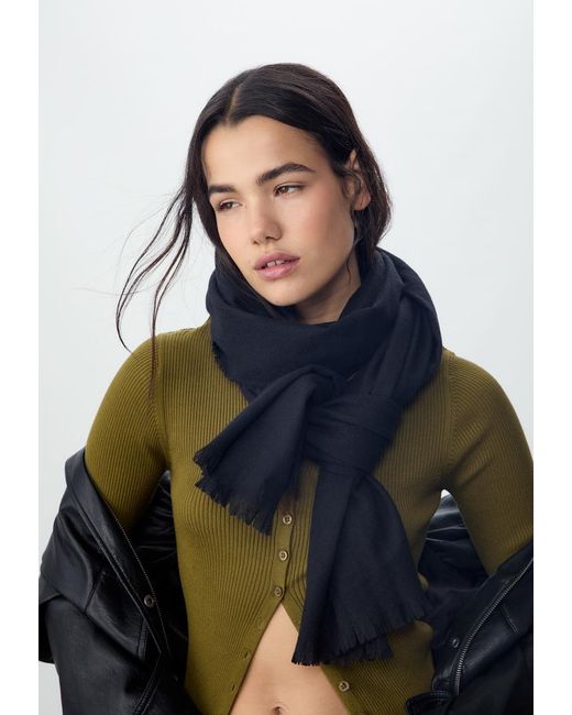 Sciarpa Basic di Stradivarius in Black