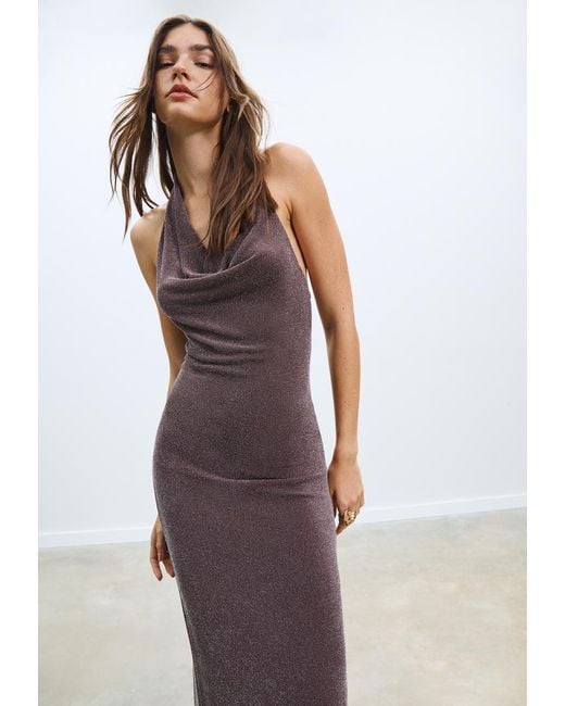 Abito Midi Halter Filo Metallizzato di Stradivarius in Brown