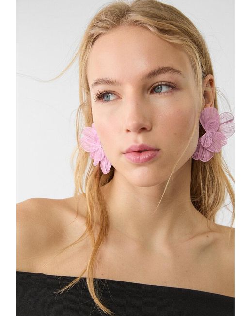 Orecchini A Ventaglio Con Fiore Maxi di Stradivarius in Pink