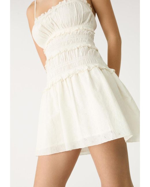 Abito Corto Spalline Arricciato di Stradivarius in White