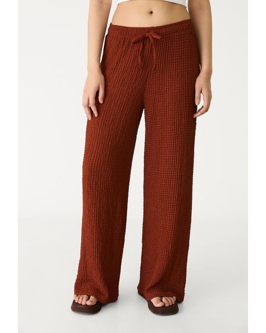 Pantaloni Lunghi Fluidi Texturizzati di Stradivarius in White