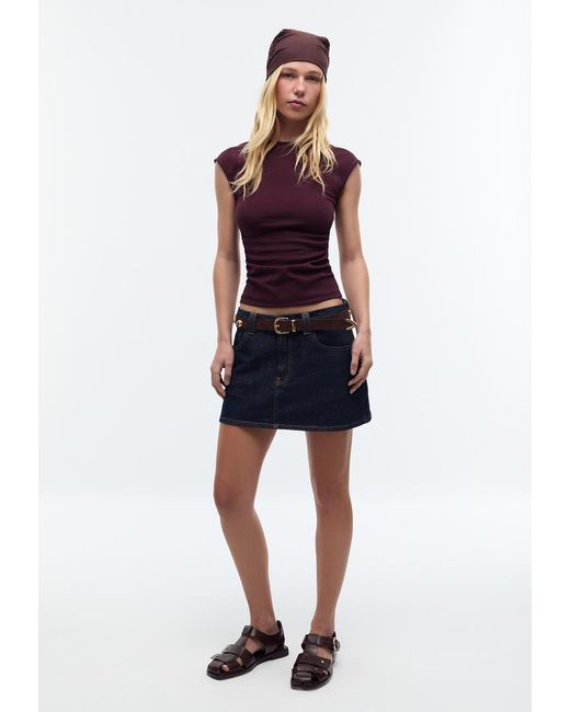Maglietta Basic Fitted Effetto Arricciato di Stradivarius in Red