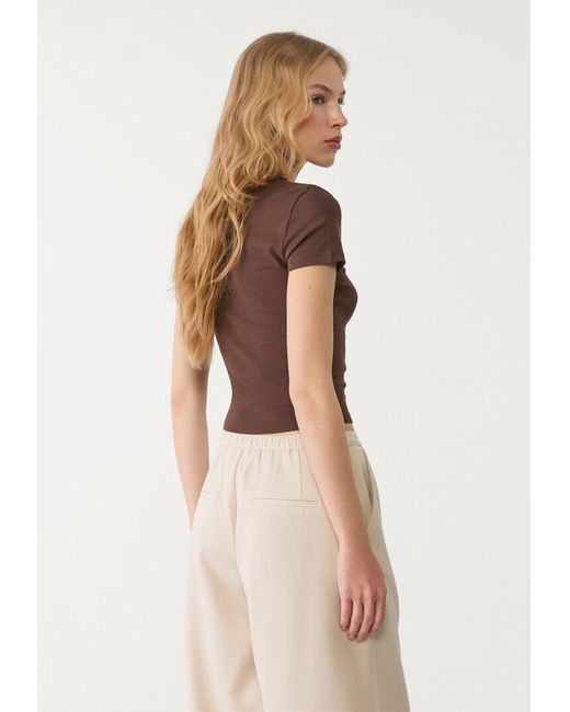 Maglietta Basic Slim Fit di Stradivarius in Brown