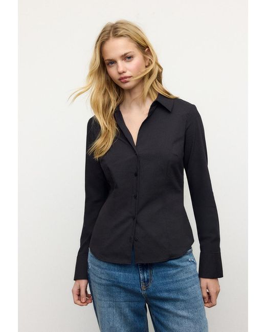 Camicia Basic Fitted di Stradivarius in Blue