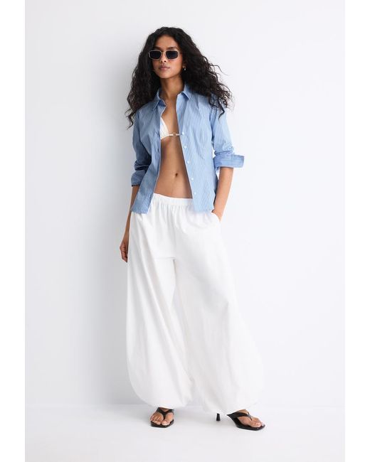 Camicia Basic Fitted A Righe di Stradivarius in Blue