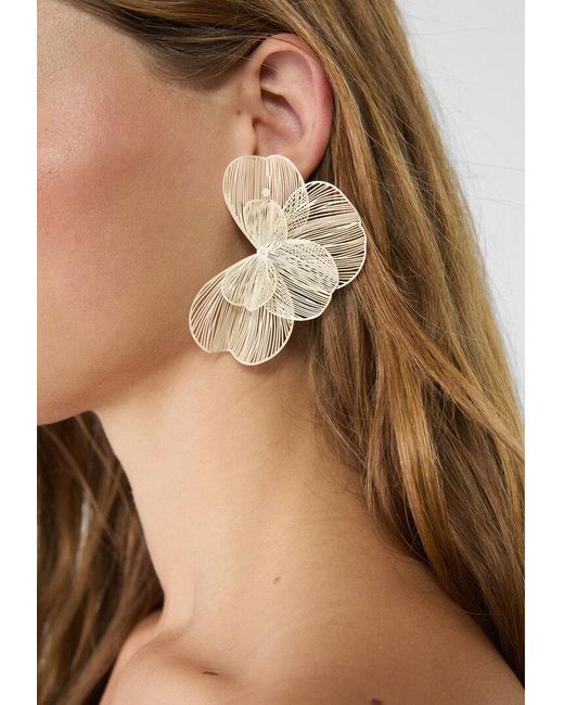 Orecchini A Ventaglio Con Fiore Maxi di Stradivarius in White