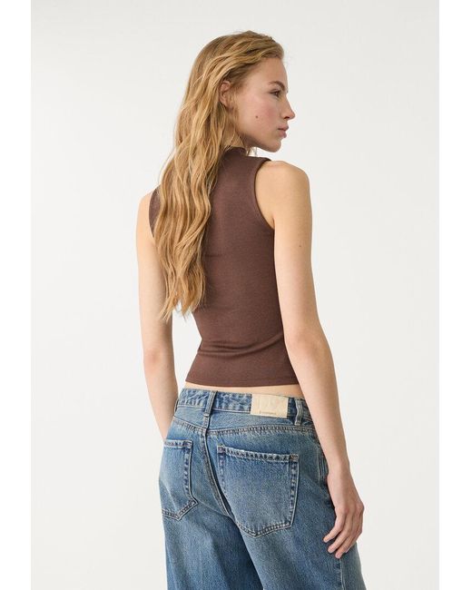 Maglietta Basic Aderente Mezzo Collo di Stradivarius in Brown