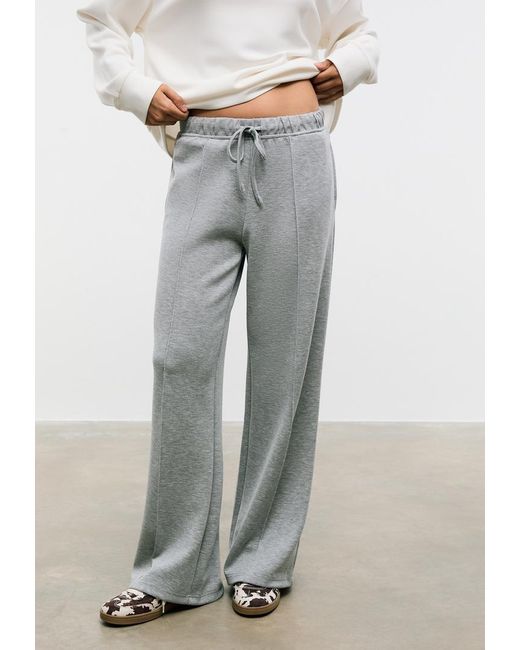 Pantalone Gamba Larga Nervatura Tocco Morbido di Stradivarius in White