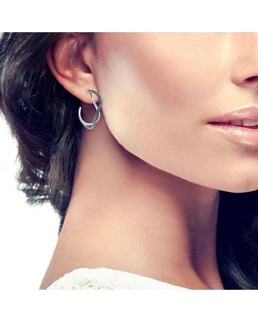 Orecchini a cerchio in ottone rodiato con onda glitter di Stroili in Metallic