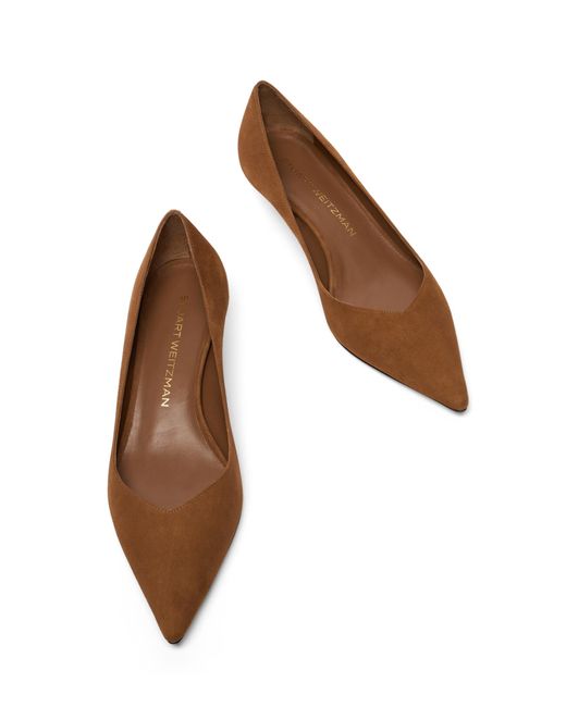 Pumps di Stuart Weitzman in Brown