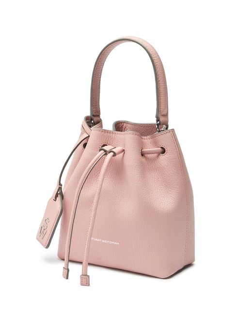 Rae Mini Bucket Bag Stuart Weitzman en coloris Pink