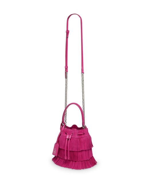 , RAE FRINGE MINI BUCKET BAG, Novedades, , Stuart Weitzman de color Pink