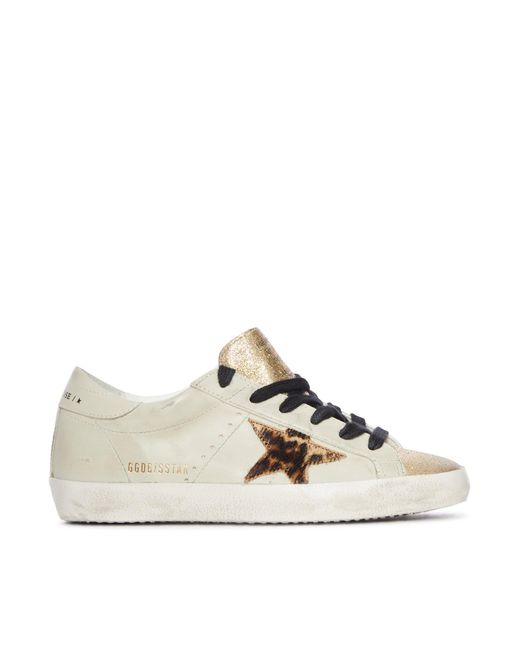 Sneaker superstar in pelle con stella leopardata e linguetta glitter di Golden Goose Deluxe Brand in White
