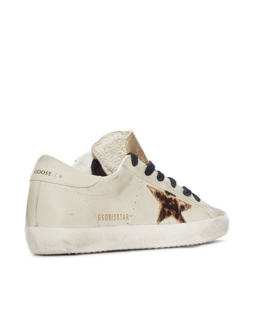 Sneaker superstar in pelle con stella leopardata e linguetta glitter di Golden Goose Deluxe Brand in White