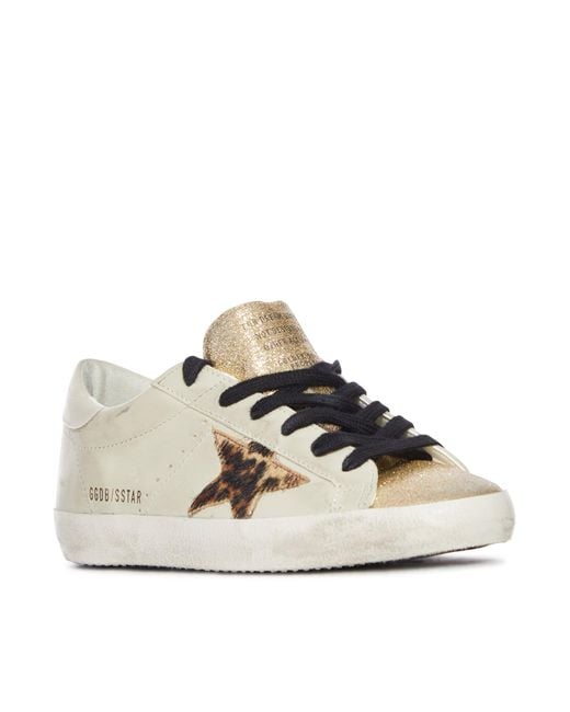 Sneaker superstar in pelle con stella leopardata e linguetta glitter di Golden Goose Deluxe Brand in White