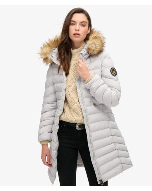 Doudoune mi-longue à capuche en fourrure synthétique Superdry en coloris White