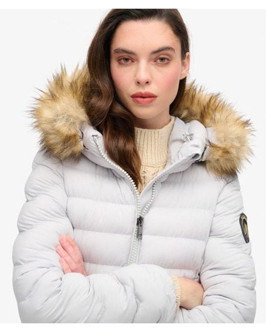 Doudoune mi-longue à capuche en fourrure synthétique Superdry en coloris White