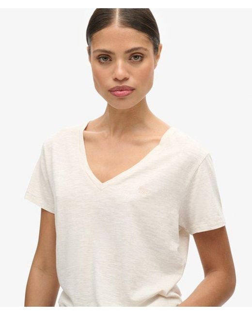 Femme T-Shirt Flammé À Logo Brodé Et Col V Taille Superdry en coloris White