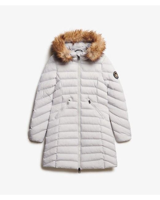 Doudoune mi-longue à capuche en fourrure synthétique Superdry en coloris White