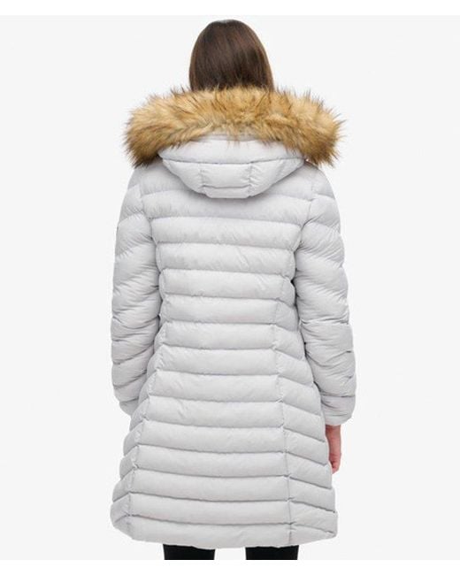 Doudoune mi-longue à capuche en fourrure synthétique Superdry en coloris White
