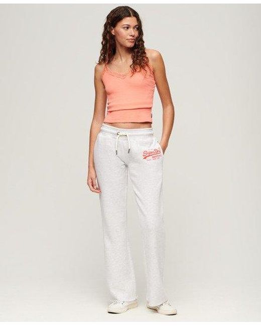 Pantalon de survêtement évasé taille basse vintage logo fluo Superdry en coloris White