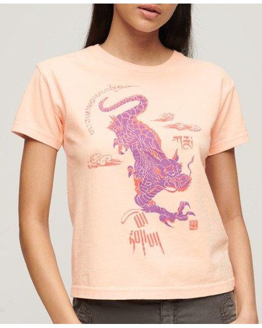 Superdry Komodo X Kailash Dragon T-shirt in het Pink