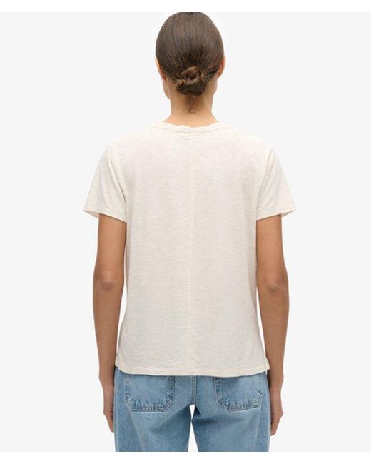 Femme T-Shirt Flammé À Logo Brodé Et Col V Taille Superdry en coloris White