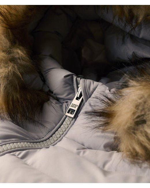 Doudoune mi-longue à capuche en fourrure synthétique Superdry en coloris White
