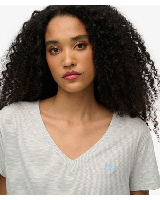 Femme Coton Logo Brodé Flammé T Shirt À Col En V, Bleu & Blanc Superdry en coloris White