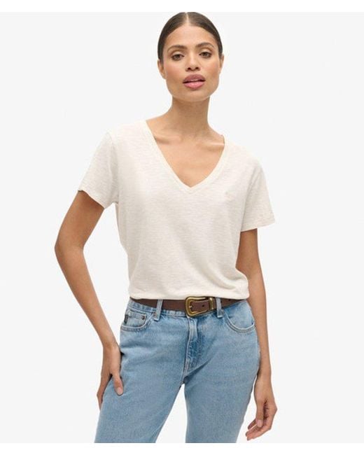Femme T-Shirt Flammé À Logo Brodé Et Col V Taille Superdry en coloris White
