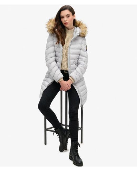 Doudoune mi-longue à capuche en fourrure synthétique Superdry en coloris White