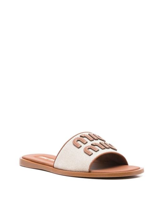 Sandalo Flat Con Logo di Miu Miu in Pink