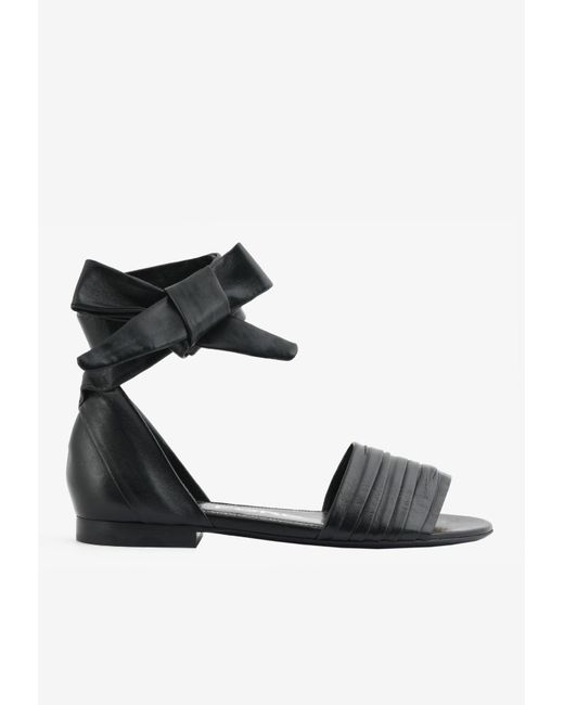 Tom Ford Pleated Leather Flat Sandals in Black | Lyst
