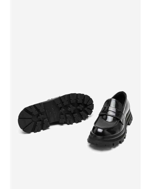 Alexander McQueen Wander Brushed-leather Loafers in Black | Lyst
