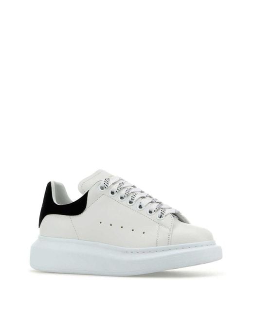 Sneakers in pelle bianca con tallone in pelle scamosciata nera di Alexander McQueen in White