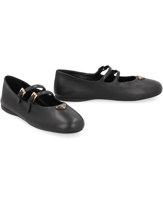 Ballerine in pelle con logo di Prada in Black