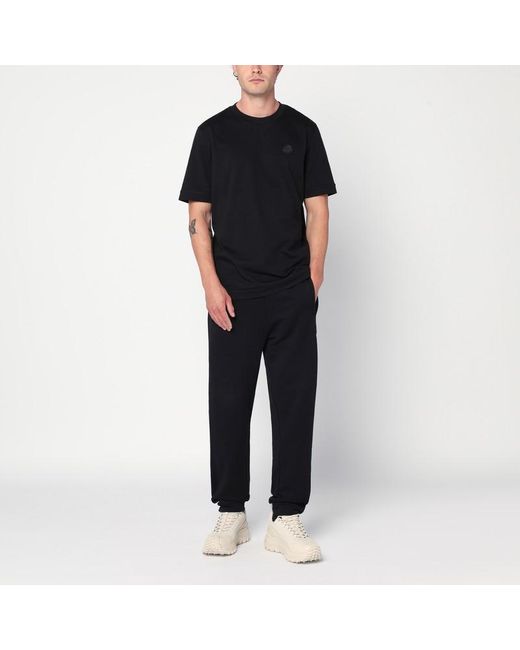 T-shirt in cotone nera con patch logo di Moncler in Black da Uomo