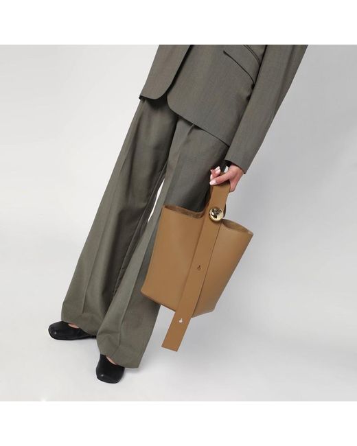 Borsa pebble bucket media marrone di Loewe in Natural
