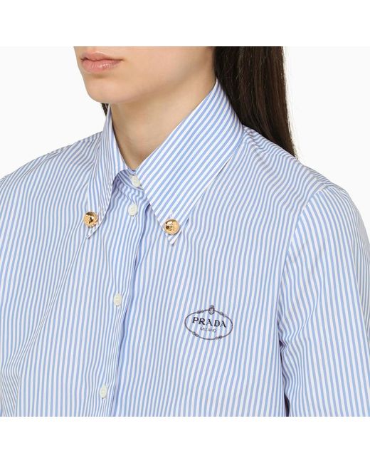 Camicia cropped button-down a righe bianca/azzurra con logo di Prada in Blue